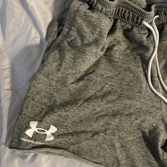 Men’s gray under Armour shorts - Picture 2 of 3